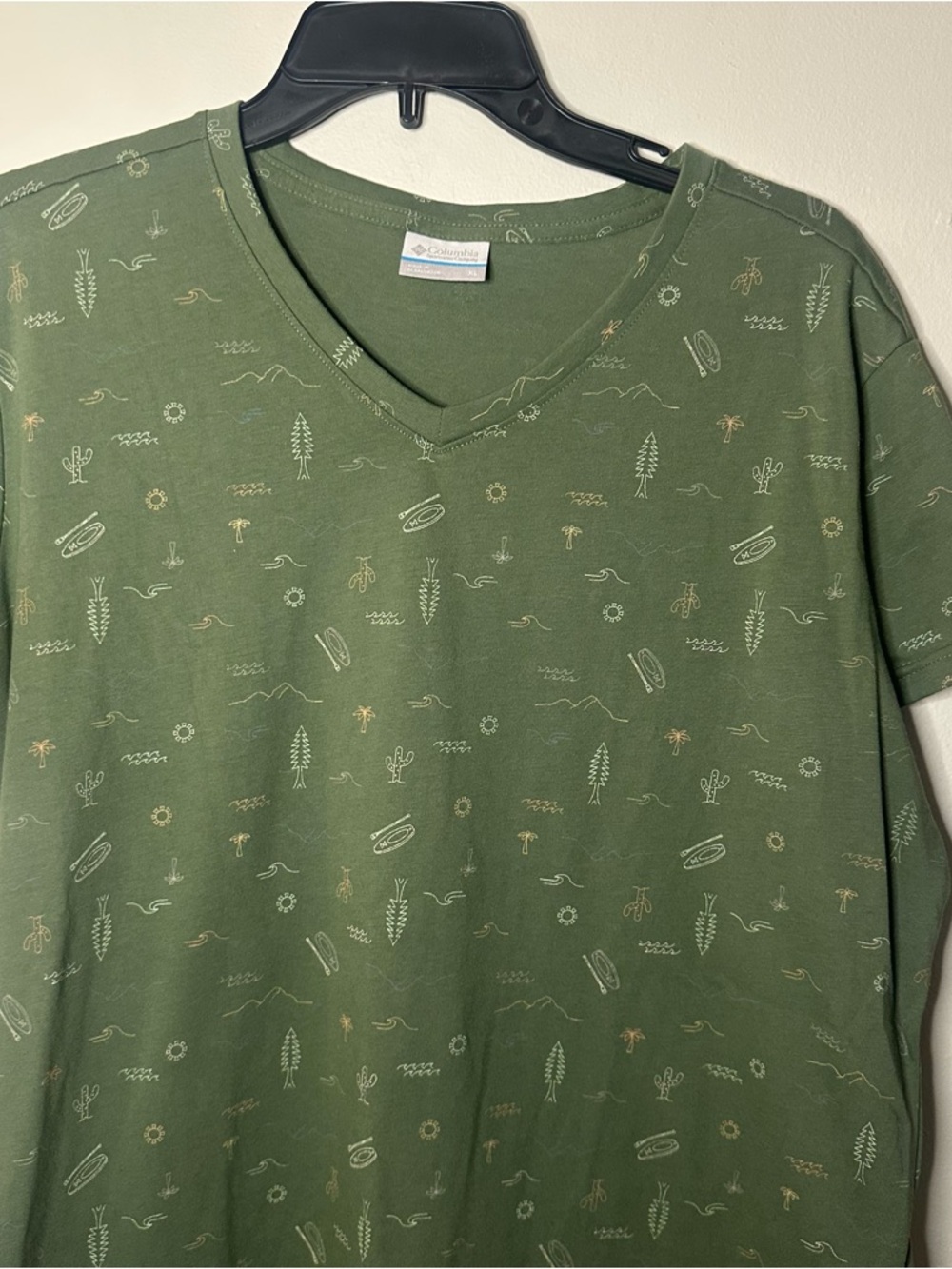 Columbia Sportswear Womens XL Green Canoe All Over Print Graphic V-Neck T-Shirt